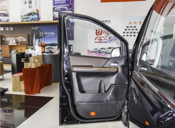 菱智PLUS 2022款 旅行版 2.0L 手动舒适型 7座 车厢座椅   前门板
