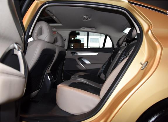 DS 5LS 2015款 1.6T 60周年限量版THP160 车厢座椅   后排空间