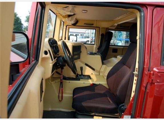 猛士 2007款 6.5T 硬顶民用版 车厢座椅   前排空间