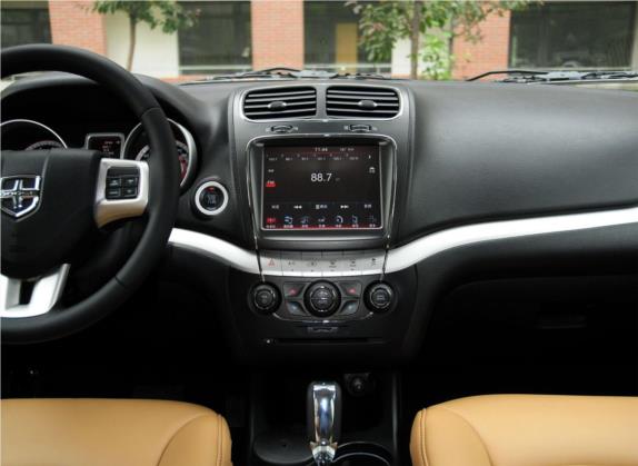 酷威 2013款 3.6L 四驱旗舰版 中控类   中控台