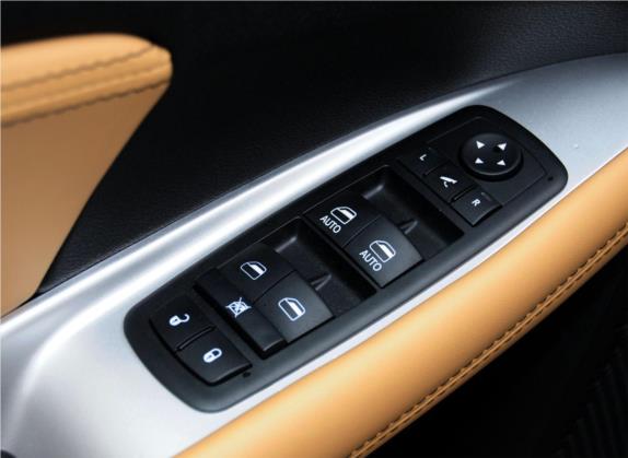 酷威 2013款 3.6L 四驱旗舰版 车厢座椅   门窗控制