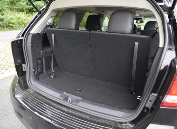 酷威 2015款 2.0TD 四驱尊尚版 车厢座椅   后备厢