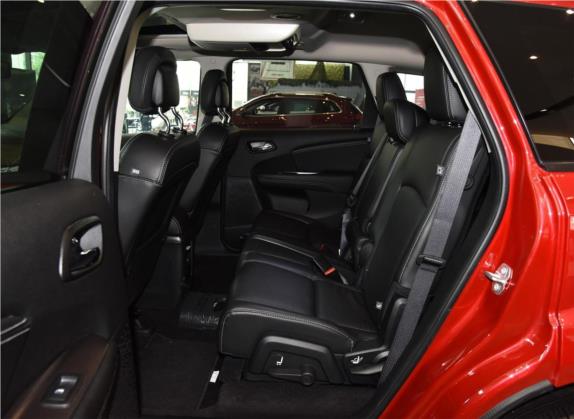 酷威 2016款 2.0TD 四驱旅行版 车厢座椅   后排空间