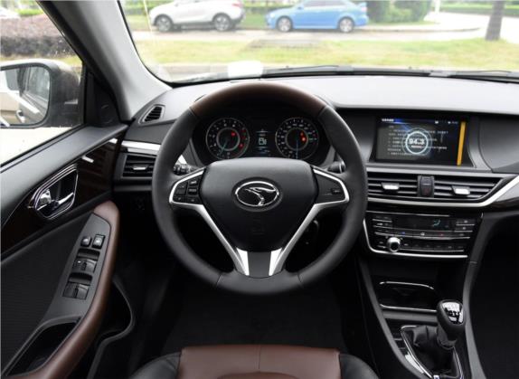 V5菱致 2015款 plus 1.5T 手动智控型 中控类   驾驶位