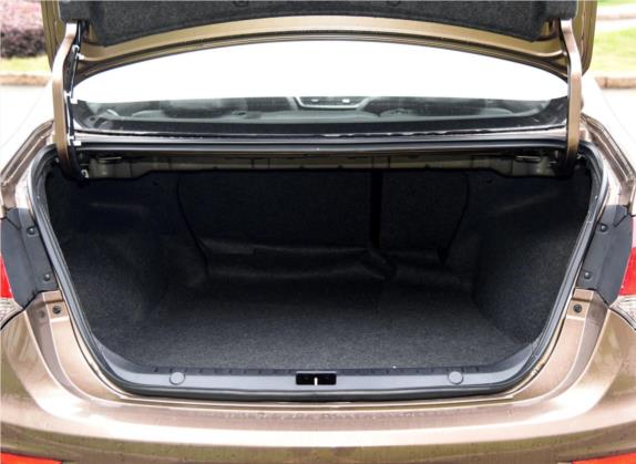V5菱致 2015款 plus 1.5T 手动智控型 车厢座椅   后备厢