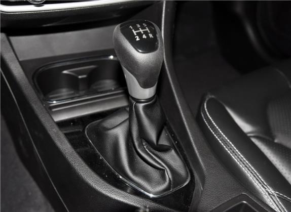 V6菱仕 2015款 CROSS 1.5L 手动智趣型 中控类   挡把