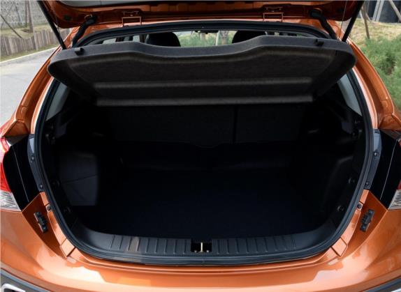 V6菱仕 2015款 CROSS 1.5T 手动智控型 车厢座椅   后备厢