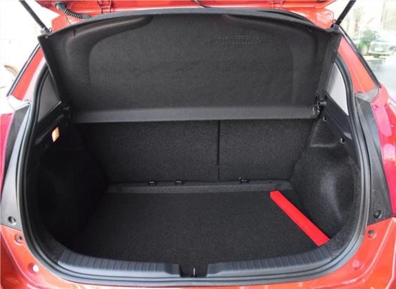 YARiS L 致炫 2015款 1.5G 自动橙色限量版 车厢座椅   后备厢