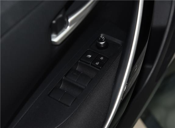 雷凌 2019款 双擎 1.8H E-CVT科技版 国VI 车厢座椅   门窗控制
