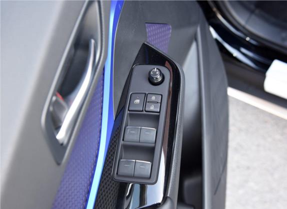 丰田C-HR 2018款 2.0L 酷跑领先版 国V 车厢座椅   门窗控制