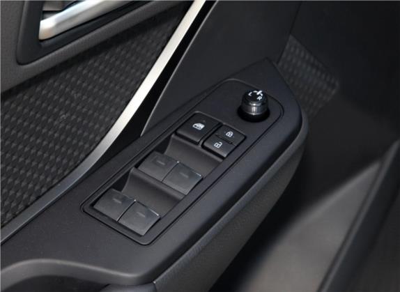 丰田C-HR 2018款 2.0L 精英版 国VI 车厢座椅   门窗控制