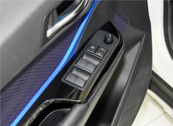 丰田C-HR 2018款 2.0L 酷越领先版 国VI 车厢座椅   门窗控制