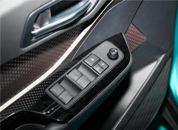 丰田C-HR 2018款 2.0L 旗舰天窗版 国VI 车厢座椅   门窗控制