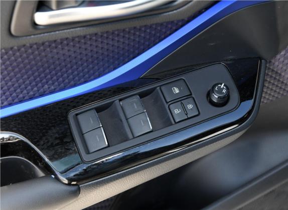 丰田C-HR 2018款 2.0L 酷跑领先天窗版 国V 车厢座椅   门窗控制