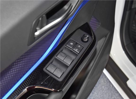 丰田C-HR 2018款 2.0L 酷跑领先天窗版 国VI 车厢座椅   门窗控制