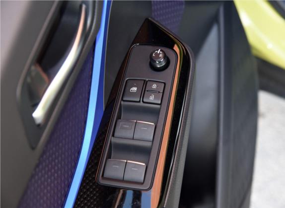 丰田C-HR 2018款 2.0L 酷越领先天窗版 国V 车厢座椅   门窗控制