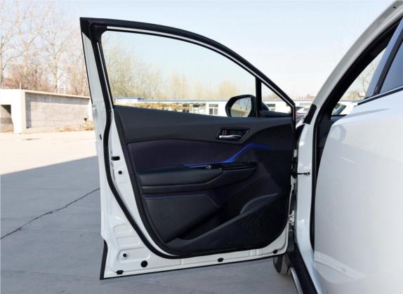 丰田C-HR 2018款 2.0L 酷跑豪华天窗版 国V 车厢座椅   前门板