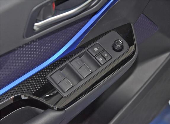 丰田C-HR 2018款 2.0L 酷跑豪华天窗版 国VI 车厢座椅   门窗控制