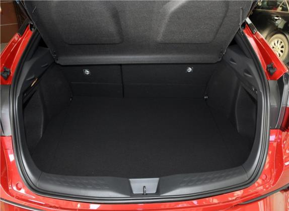 丰田C-HR 2020款 2.0L 舒适版 车厢座椅   后备厢