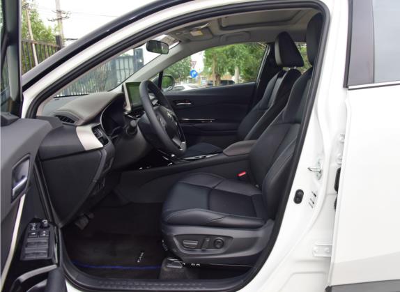 丰田C-HR 2021款 双擎 2.0L E-CVT尊贵版 车厢座椅   前排空间