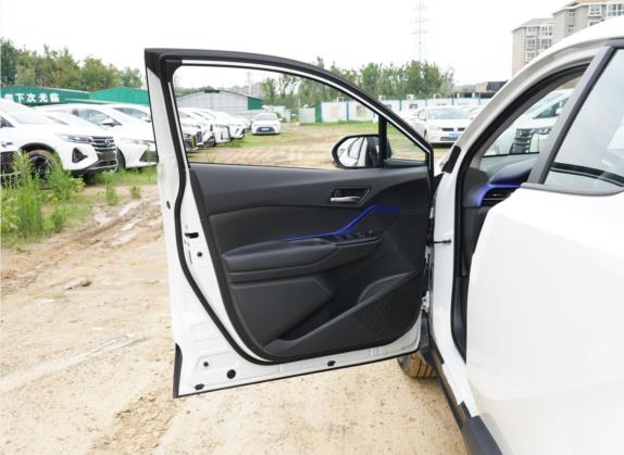 丰田C-HR 2022款 2.0L 领先版 车厢座椅   前门板