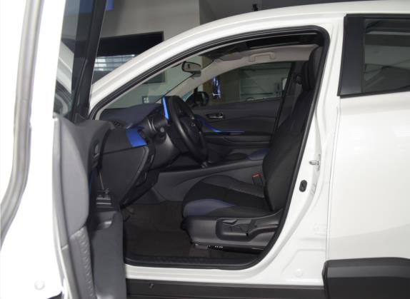 丰田C-HR 2022款 2.0L 舒适版 车厢座椅   前排空间