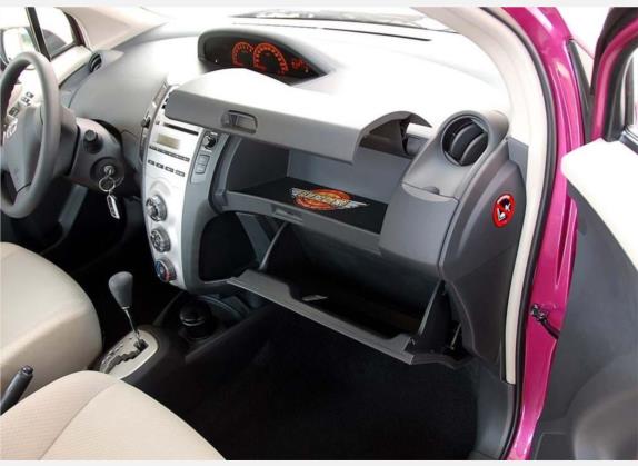 雅力士 2008款 1.6G 自动精致版 车厢座椅   前排空间