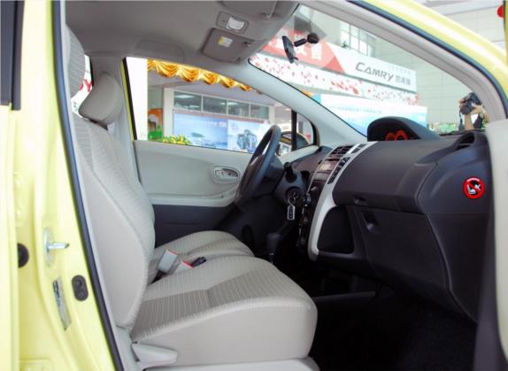 雅力士 2011款 1.6E 自动魅动版 车厢座椅   前排空间