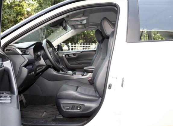 威兰达 2020款 2.0L CVT四驱科技版 车厢座椅   前排空间