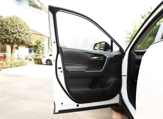 威兰达 2020款 2.0L CVT四驱科技版 车厢座椅   前门板