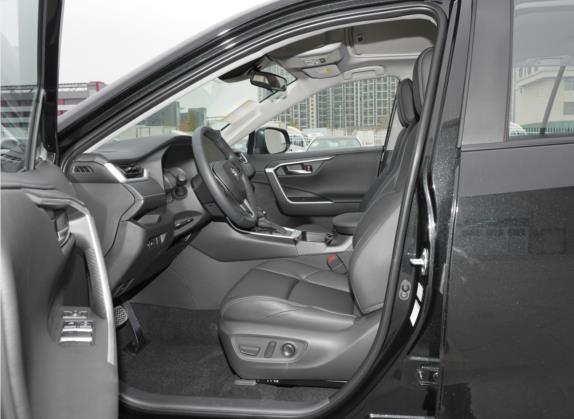 威兰达 2022款 2.0L CVT四驱豪华版 车厢座椅   前排空间