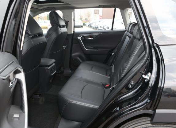 威兰达 2022款 2.0L CVT两驱尊贵版 车厢座椅   后排空间