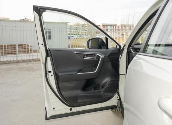 威兰达 2022款 2.0L CVT四驱豪华PLUS版 车厢座椅   前门板