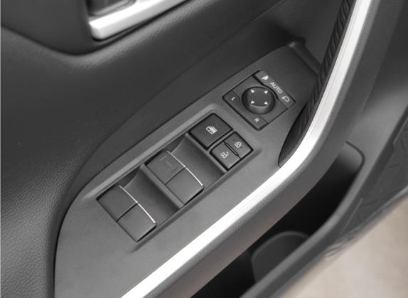 威兰达 2022款 2.0L CVT两驱都市版 车厢座椅   门窗控制