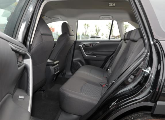 威兰达 2022款 改款 2.0L CVT两驱领先版 车厢座椅   后排空间