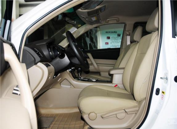 汉兰达 2013款  2.7L 两驱5座紫金版 车厢座椅   前排空间
