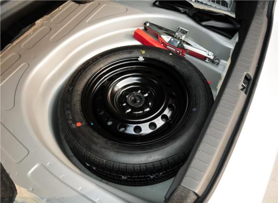 花冠 2011款 1.6L 自动豪华版 其他细节类   备胎