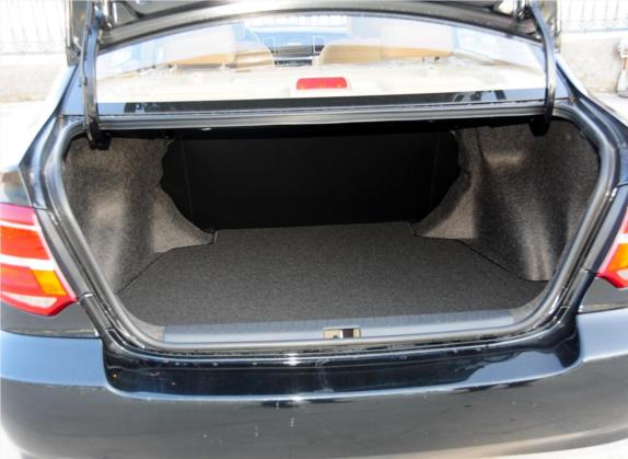 花冠 2013款 1.6L 自动卓越版 车厢座椅   后备厢