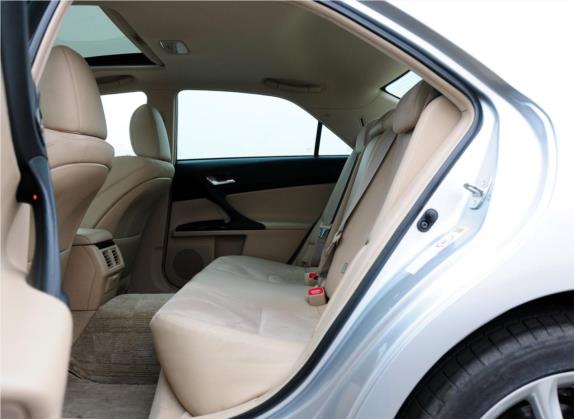 锐志 2010款 3.0V 风尚旗舰导航版 车厢座椅   后排空间