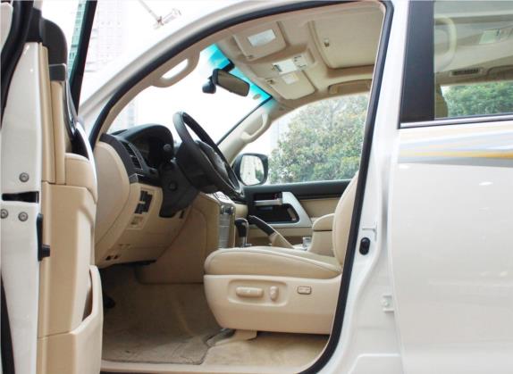 兰德酷路泽 2016款 4.0L 自动VX-R 车厢座椅   前排空间