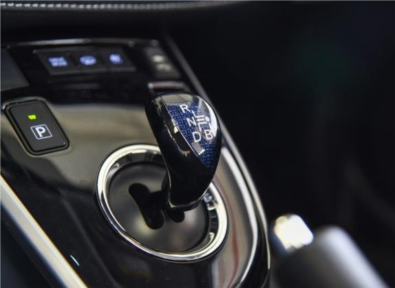 卡罗拉双擎E+ 2019款 1.8L E-CVT旗舰版 中控类   挡把