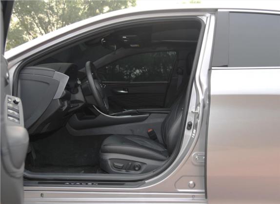 亚洲龙 2019款 2.0L XLE尊贵版 国VI 车厢座椅   前排空间