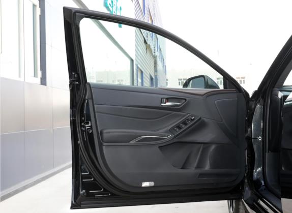 亚洲龙 2022款 2.5L 进取版 车厢座椅   前门板