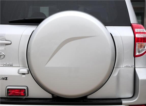 RAV4荣放 2012款 炫装版 2.4L 自动四驱豪华 其他细节类   备胎