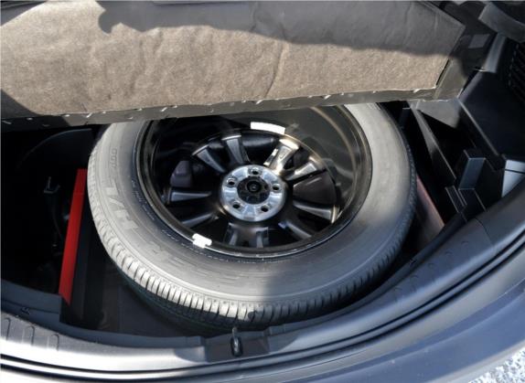RAV4荣放 2015款 2.5L 自动四驱尊贵版 其他细节类   备胎