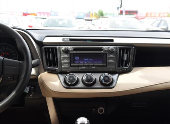 RAV4荣放 2015款 2.0L 手动两驱都市版 中控类   中控台