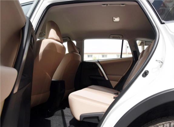 RAV4荣放 2015款 2.0L 手动两驱都市版 车厢座椅   后排空间