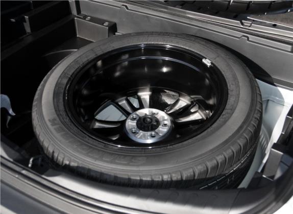 RAV4荣放 2015款 2.5L 自动四驱豪华版 其他细节类   备胎