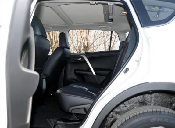 RAV4荣放 2015款 2.5L 自动四驱豪华版 车厢座椅   后排空间