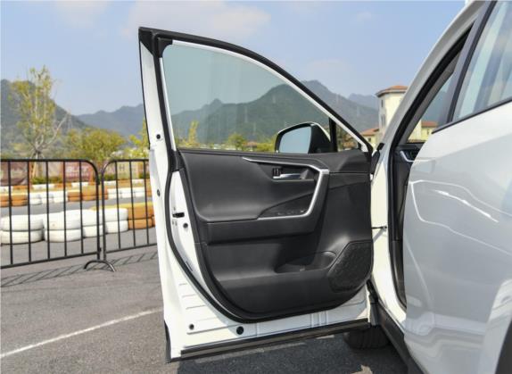 RAV4荣放 2020款 双擎 2.5L E-CVT四驱旗舰版 车厢座椅   前门板